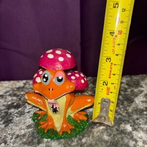 Frog mushroom figurine